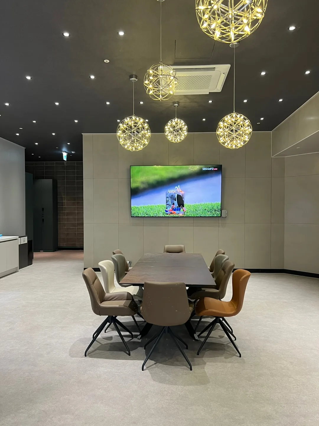 테이블과 의자가 마련된 매장 라운지